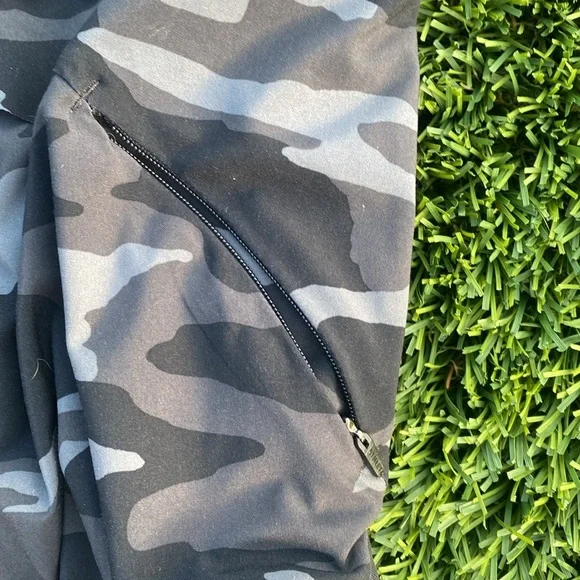 Athleta Racer Run Shorts 4” size Small - Picture 4 of 4